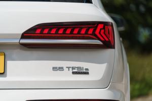 Audi Q7 55 TFSI e Quattro S-Line 2020 года  (UK)